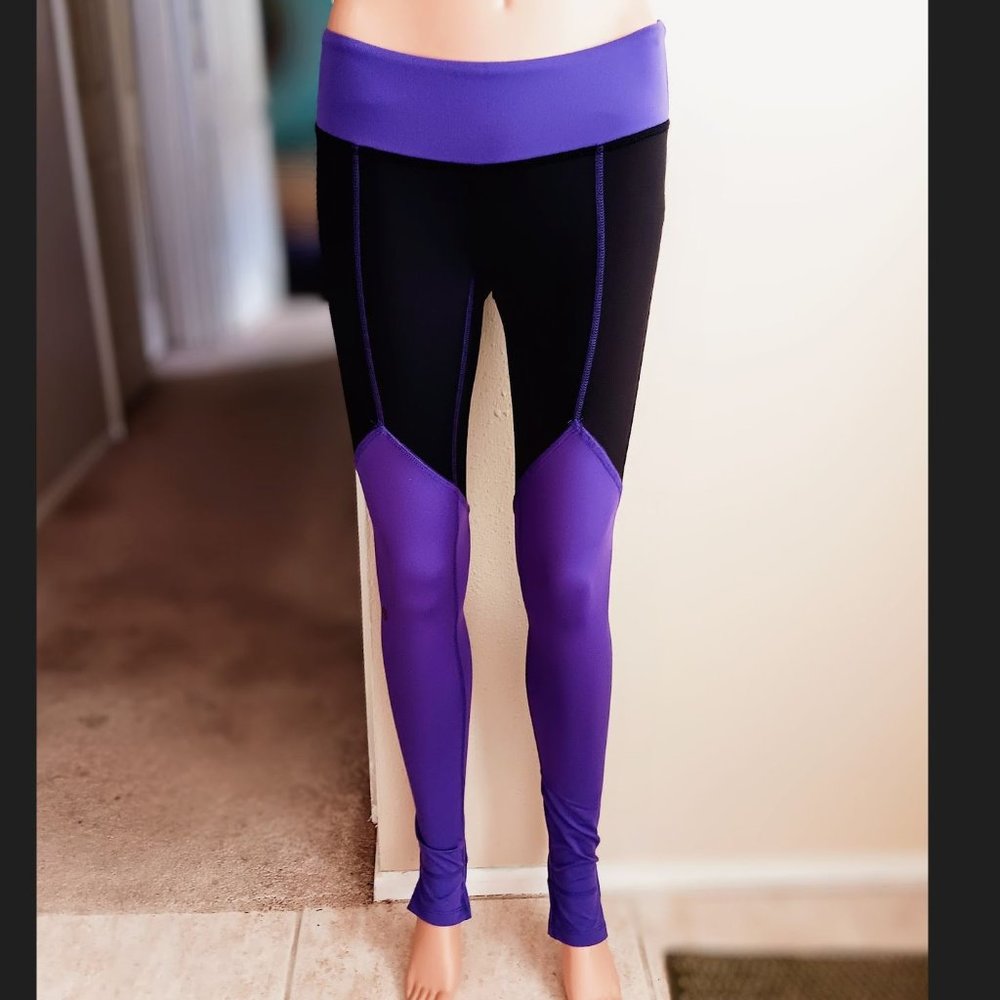 BALINI DIVA YOGA PILATES LEGGING, BLACK/PURPLE, SIZE XS, CUT OUTS AT FEET